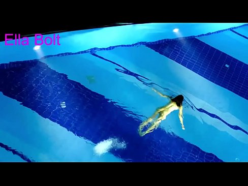 ❤️ मी पाहणे थांबवू शकत नाही, तरुण गोरा ELLA BOLT रिसॉर्ट पूलमध्ये नग्न पोहताना पकडला गेला ❤️  अश्लील mr.fotonovelasxxx.ru ❌❤